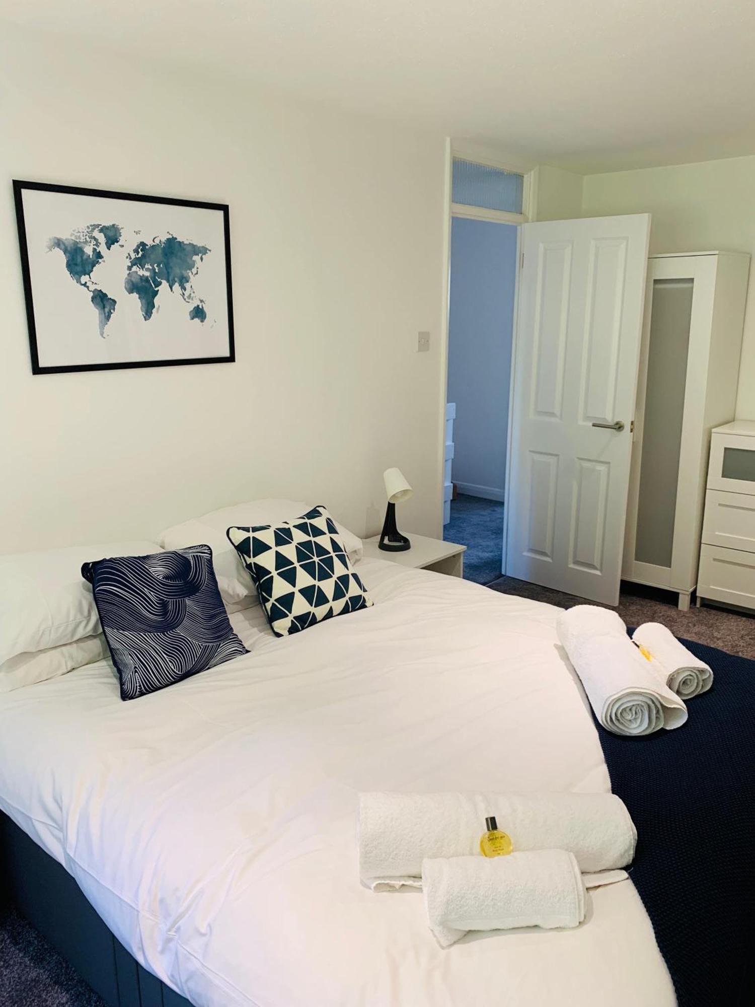 Spacious House, Free Parking & Patio Garden Farnham  Ngoại thất bức ảnh