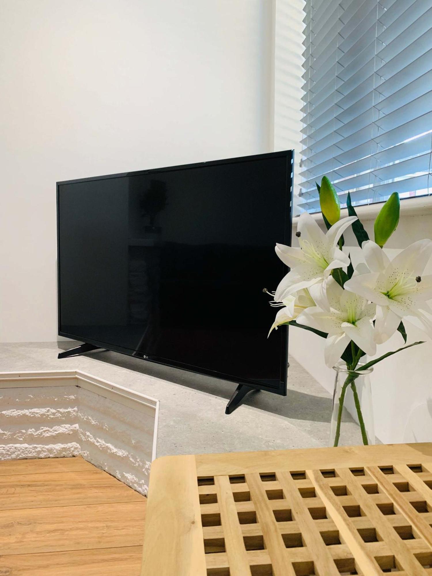 Spacious House, Free Parking & Patio Garden Farnham  Ngoại thất bức ảnh
