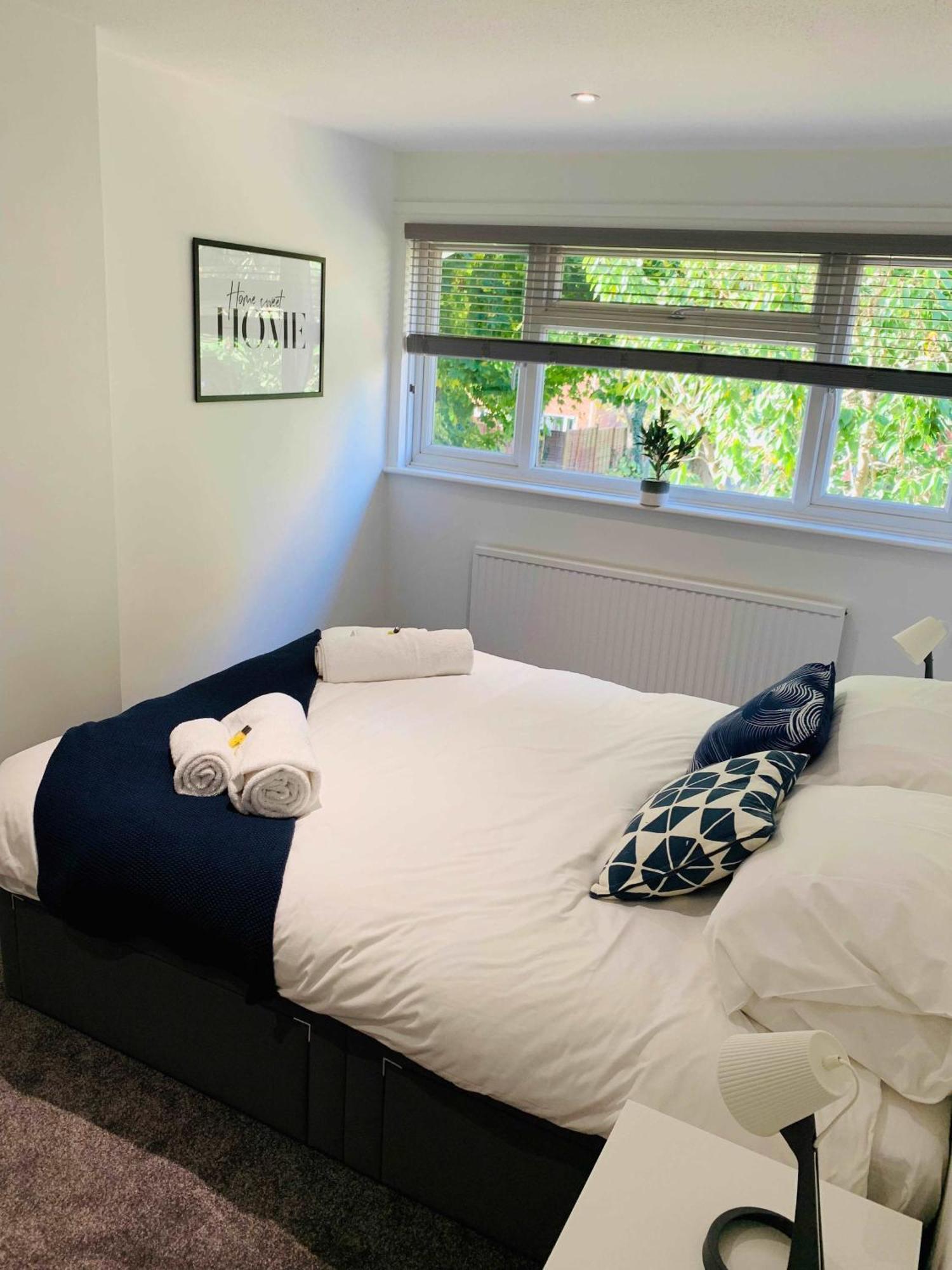 Spacious House, Free Parking & Patio Garden Farnham  Ngoại thất bức ảnh