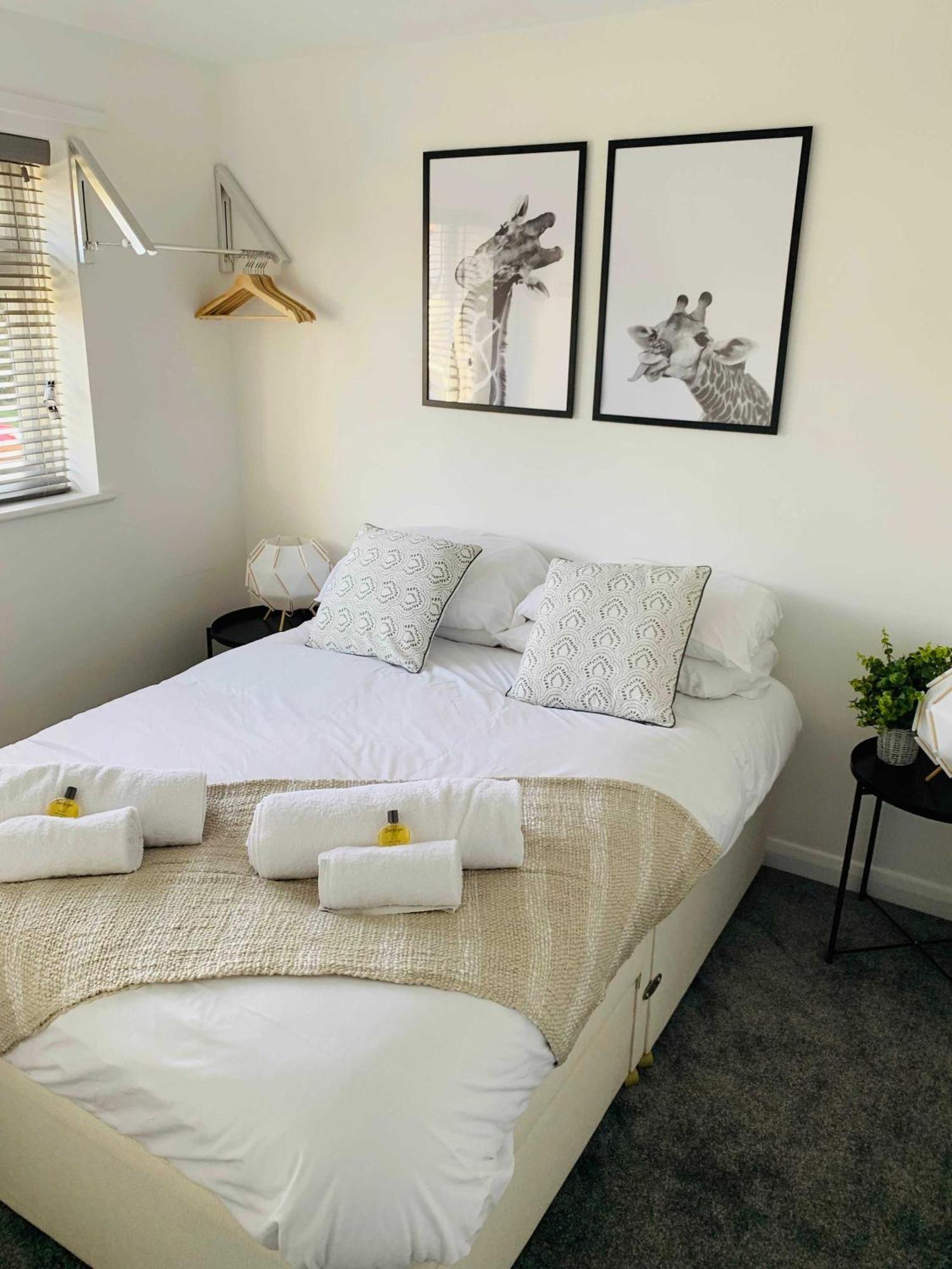 Spacious House, Free Parking & Patio Garden Farnham  Ngoại thất bức ảnh