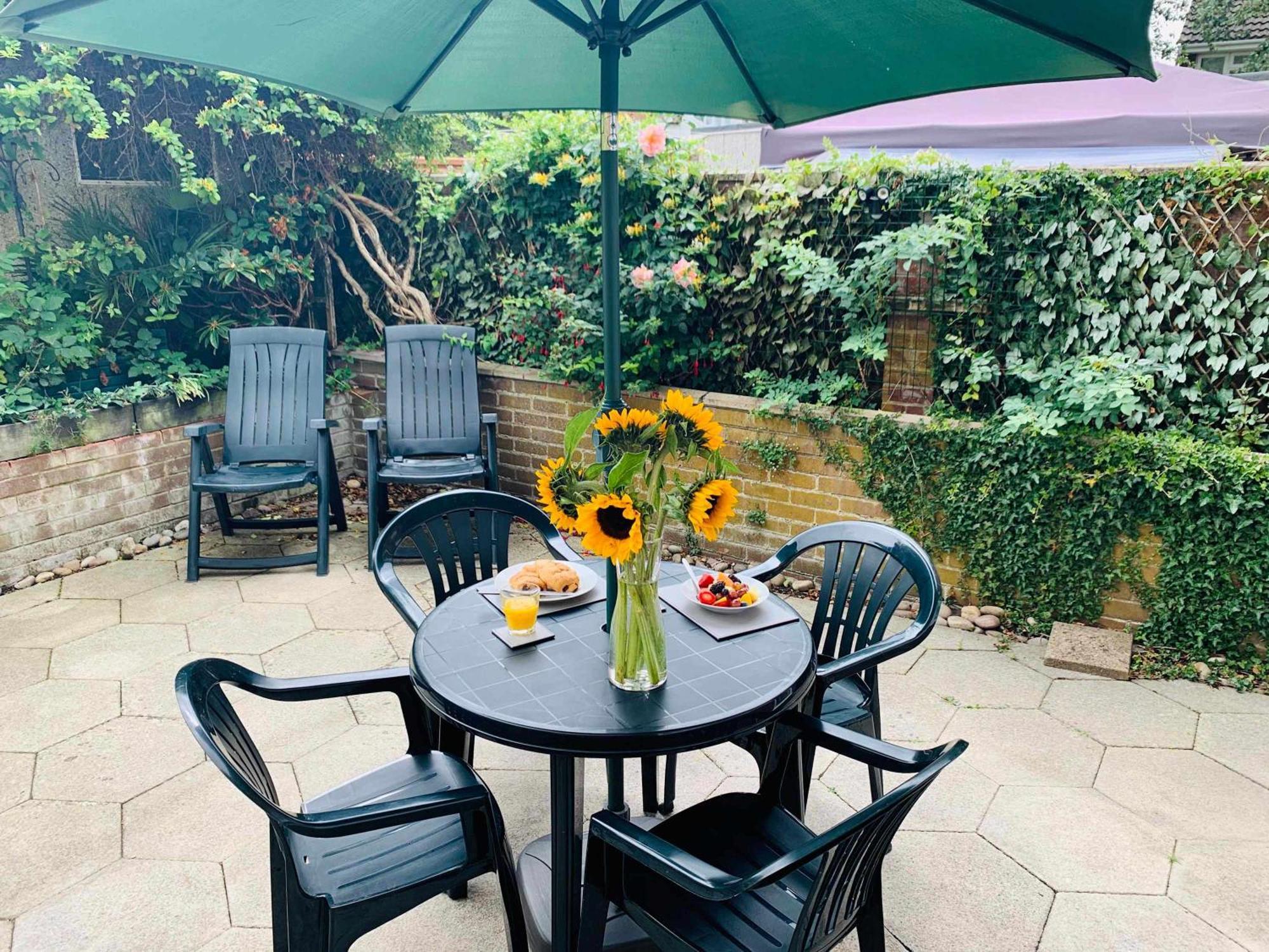 Spacious House, Free Parking & Patio Garden Farnham  Ngoại thất bức ảnh