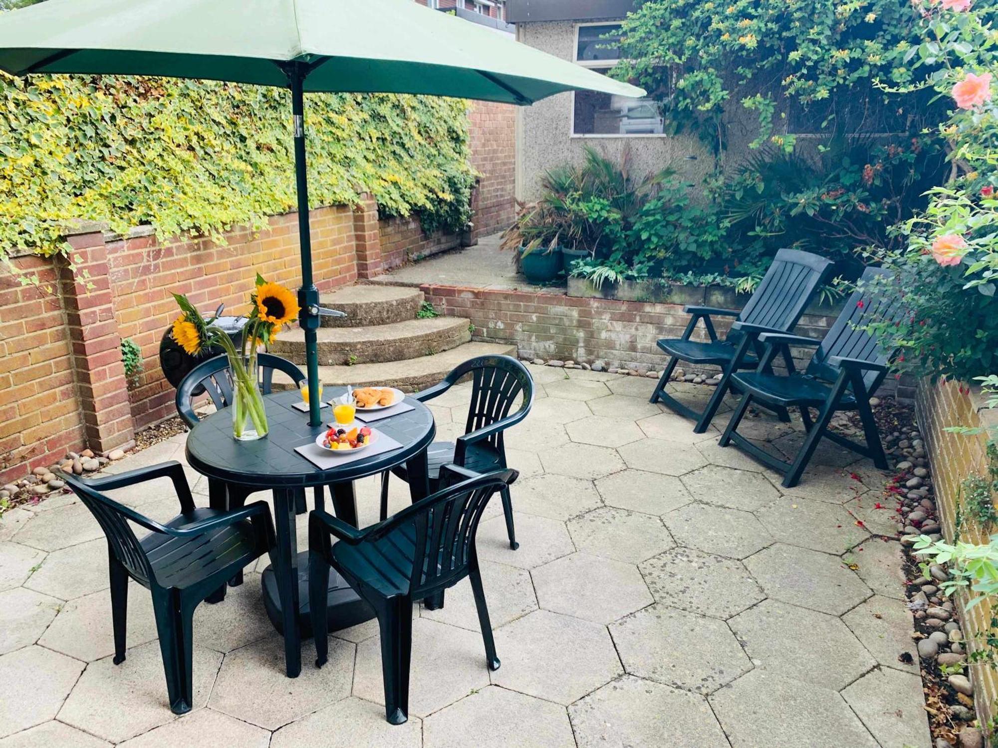 Spacious House, Free Parking & Patio Garden Farnham  Ngoại thất bức ảnh